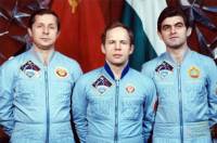 Екипажът на „Союз ТМ-5” – Александър Александров,  Анатолий Соловьов и Виктор  Савиних (от дясно наляво)