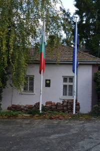Къщурка с две знамена отпред - това е кметство в средностатистическо българско село. Кметът обикновено няма кого да управлява