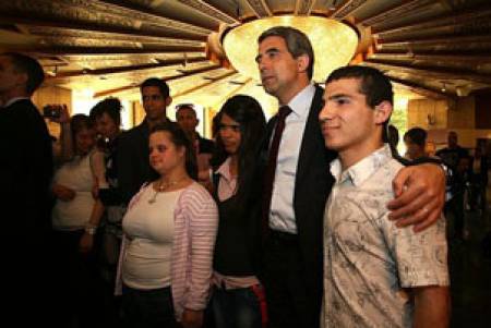 Президентството проси пари от спонсори за бала на сираците