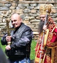 През 2012 г. пловдивският владика Николай с помощта на рокер с кожено яке поби златен кръст на покрива на светинята