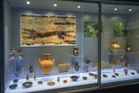 Във витрините на експозицията са намерили място множество интересни артефакти, открити при археологическите проучвания в региона