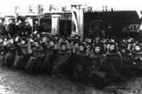 Разузнавачи от Първия полицейски курс за жени полицайки  полагат клетва през 1941 г. на фона на изпълнението на марша