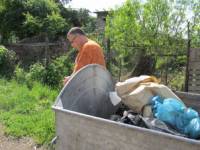 Йордан Вълков е видимо притеснен, че производствени отпадъци незаконно се изхвърлят в контейнерите за битова смет 