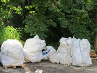 Суровини и производствени отпадъци са натрупани под дърветата в близката гора, което според РИОСВ е закононарушение  
