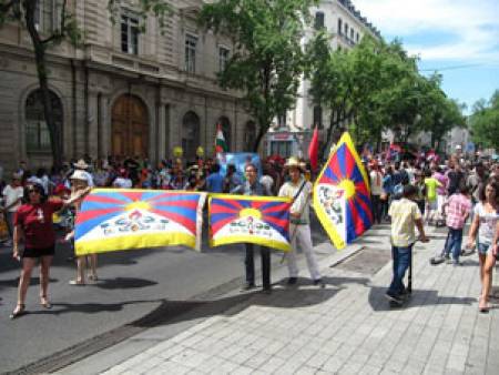 Маршът на знамената в Лион мина без родния трибагреник