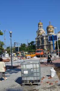 Това е положението във Варна в разгара на лятото - пешеходците едва минават по центъра