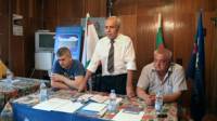 Проблемите на местните хора в село Рупци изслуша областният координатор за Плевенска област Николай Маринов (правият)