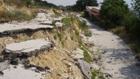 Незаконни минни галерии  пропукаха квартал в Перник