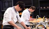Като участник в южнокорейското кулинарно шоу (на заден план)