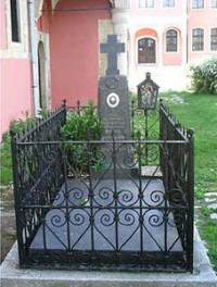 Гробът на майката на Левски в двора на храм „Св. Николай” в Карлово