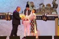 Стоян Беширов получава специалната награда на гражданите по време на конкурса Кмет на годината, организаиран от интернет портала на общините и сайта kmeta.bg през октомври 2013 г.