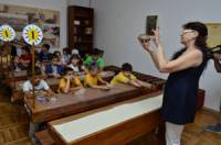 Музейният специалист Ивелина Романова показва на децата автентични глинени съдове 