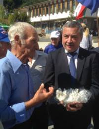 Най-старият миньор в Неделино Райчо Дуганов връчва от името на своите колеги уникална кристална друза на председателя на НФСБ Валери Симеонов