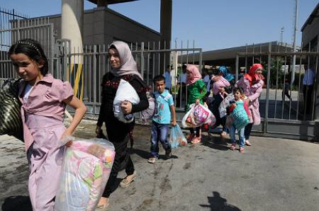 Малко от мигрантите влизат в бежански центрове