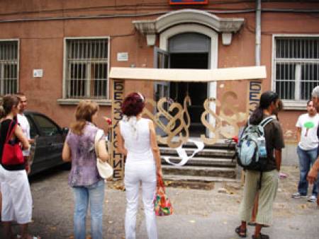 Пловдивчани „обесиха“ закони пред сградата на РДНСК