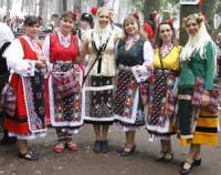 Български народни носии в цялото им великолепие