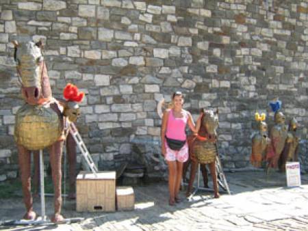 Бутафорни кончета и плюещи кукли посрещат туристите в Царевец