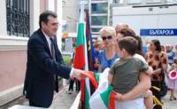Народният представител от ПФ и кандидат за кмет на Пловдив Славчо Атанасов раздаде стотици национални знамена на жителите на Града под тепетата
