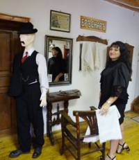 Тоня Любенова от РИМ-Търговище представя някогашната бръснарница, подредена  в Бургаския етнографски музей