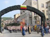 Празничното шествие, водено от децата от Неделното православно училище и военните оркестри