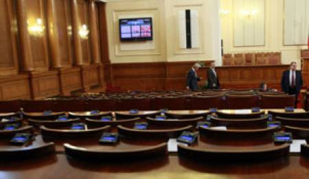 Парламентът все по-трудно събира кворум, но ударно гласува