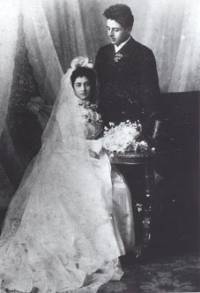 Кръстю с първата си съпруга Донка, сватбена снимка от 1901 г. Източник: ДА „Архиви“