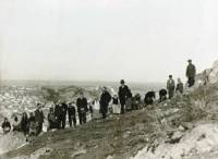 Залесяването на Джендем тепе през 1933 г. В средата е тогавашният пловдивски кмет 