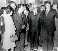Май 1977 г. Васил Гюзелев (вдясно) представя на Людмила Живкова (в гръб) изложбата „Изкуство и култура на средновековна България
