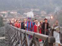 С факелно шествие по емблематичния Владишки мост започна Димитровденският събор