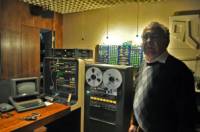 Инж Първан Първанов в старата техническа зала на спектакъла с тогавашния японски ролков магнетофон, от който е пускан звукът