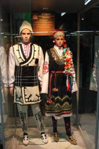 Част от носиите, представени в изложбата, посветена на 30-годишнината на комплекса