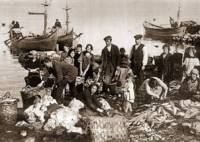 Несебърски рибари с улова и семействата си през 40-те години на миналия век