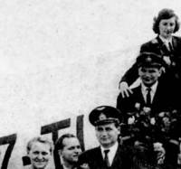 1955 г. Първи полет до Берлин с Ли-2. Командир на екипажа е ген. Петър Евстатиев (най-отпред, с фуражката)