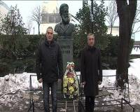 Венец пред бюст-паметника на Ботев е Бургас поднесоха лидерът на НФСБ Валери Симеонов (вдясно) и заместник-председателят на родолюбивата формация Валентин Касабов