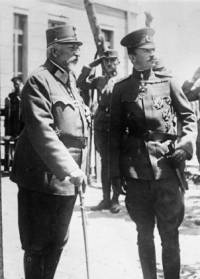 Българският цар в австроунгарска униформа през 1917 г. с императора на Австро-Унгария, който е облякъл българска униформа