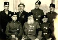 Таню войвода (седналият в средата) в компанията на бивши негови четници през 1943 г. в Гюмюрджина