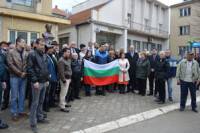 Много наши сънародници – и от Западните покрайнини, и от България, сред които имаше и представители на НФСБ, се поклониха и пред паметника на Апостола в Босилеград