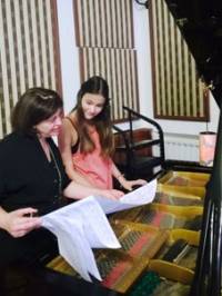 Българката репетира своя композиция с млада пианистка от Словения от Клуба на подрастващите артисти в Люксембург