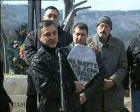 Собственикът на телевизия СКАТ Валери Симеонов държи в ръцете си отломка от съборената кървава чешма