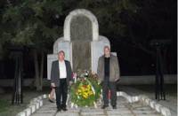 Председателят на общинската структура на Националния фронт в Дългопол Недялко Неделчев (отляво) и секретарят на организацията Вельо Велев почетоха паметта на героите пред Паметника на загиналите за България