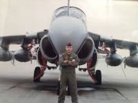 Българинът в Ирак пред своя бомбардировач A6 Intruder