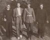 С брат си Борис (първият вляво) като школник от 31-ви пехотен Силистренски полк – „Железният“ 