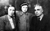 Христина и Никола Матанови с дъщеря си Маня през 1940 г.