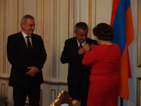 Армения удостои с медал на честта Валери Симеонов