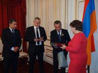 Лидерът на НФСБ подари на домакините историческа енциклопедия на България