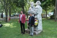 Общинският съветник Ивайло Вагенщайн и журналистът от СКАТ Филип Филипов поднесоха венец от името на Националния фронт пред паметника на Кирил и Методий в Приморския парк в Бургас
