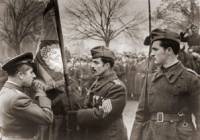 Висшият ни военен деец целува полковото знаме при посрещането на Българската армия в  София през 1945 г.