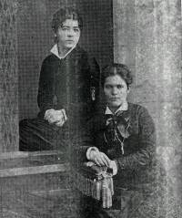 Смелата българка (вдясно) като курсистка в Киев през 1880 г.