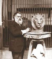 Андрей Николов моделира от натура пред клетката на лъва в старата зоологическа градина в столицата