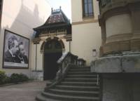Сградата на Института „Люмиер“ с ликовете на неговите основатели